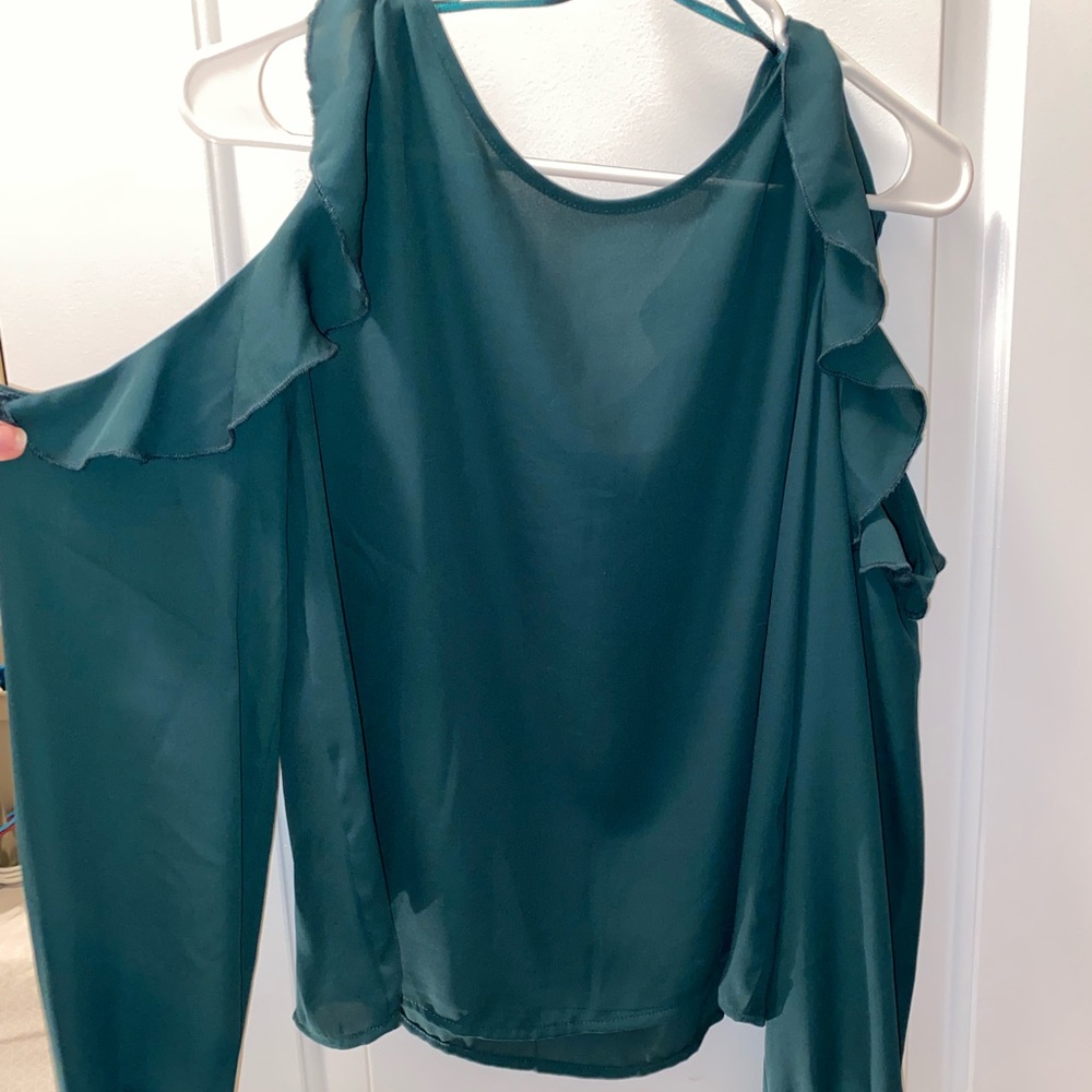 Beautiful dark green cold shoulder top!